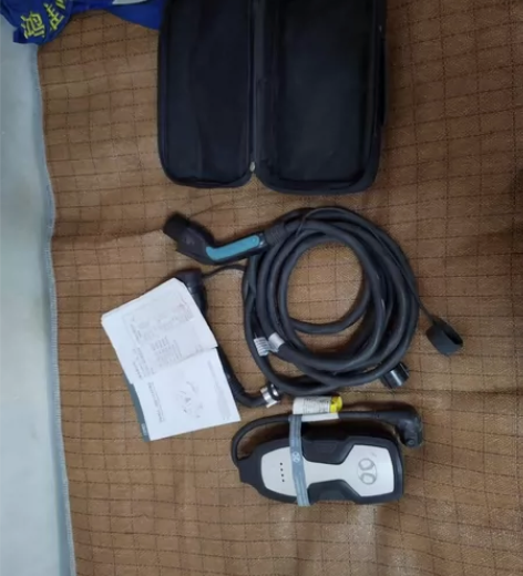 新能源汽车随车充电枪。16a10a两个插头...