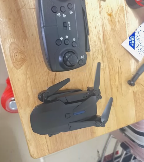 无人机没怎么用过不会玩，配件说明书都在1块...