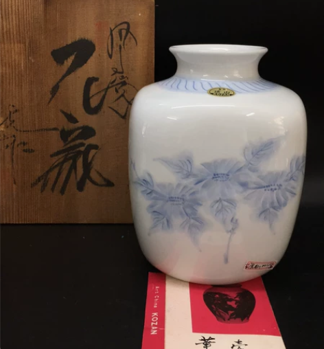 琥山窑小野柏子作刀刻菊兰青花瓶 日本工艺会...