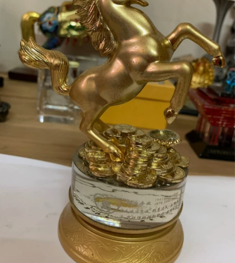 金色俊马摆件，可以手动旋转 感兴趣的话点“...