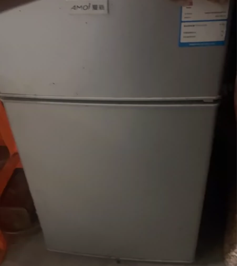 小冰箱半卖半送有需要的和我联系电话1585...