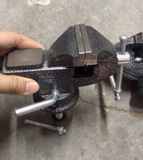 闲置台钳多功能工作台虎钳子桌虎钳两用家用万...