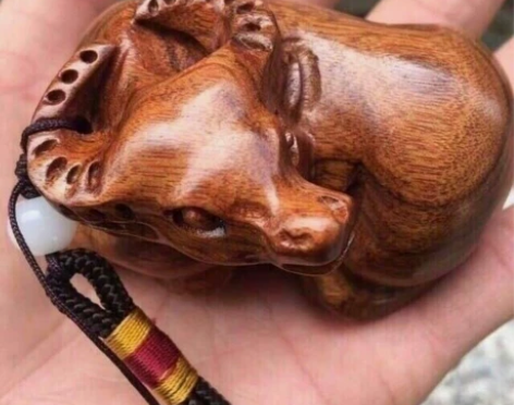 越南黄花梨木雕手把件牛年牛运手工实木雕刻可...