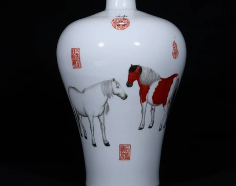 大清乾隆年制唐英督造珐琅彩描金骏马图梅瓶，...