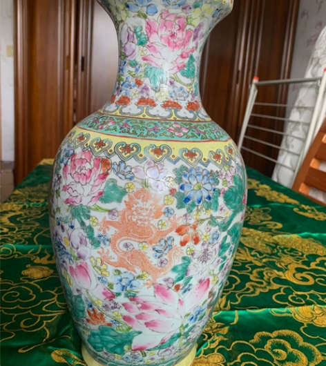 乾隆时期，粉彩满彩花卉龙纹瓶，高38厘米，...