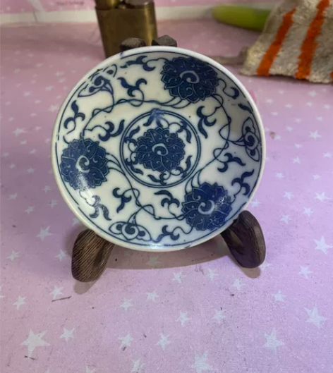 老瓷盘，完整。猜是烟碟。售出不退换 感兴趣...