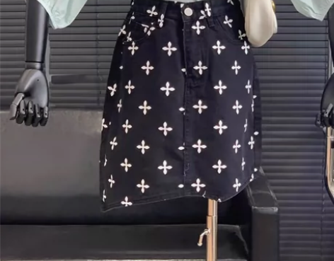 十字花黑色半身裙牛仔短裙百搭显瘦高腰印花港...